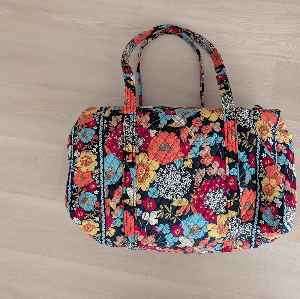 Vera Bradley Medium Duffle Excellent Happy Snails - Picture 1 of 13